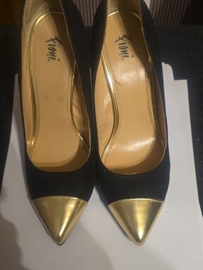 Xhilaration Black Pumps with Gold Pointed Cap Toe